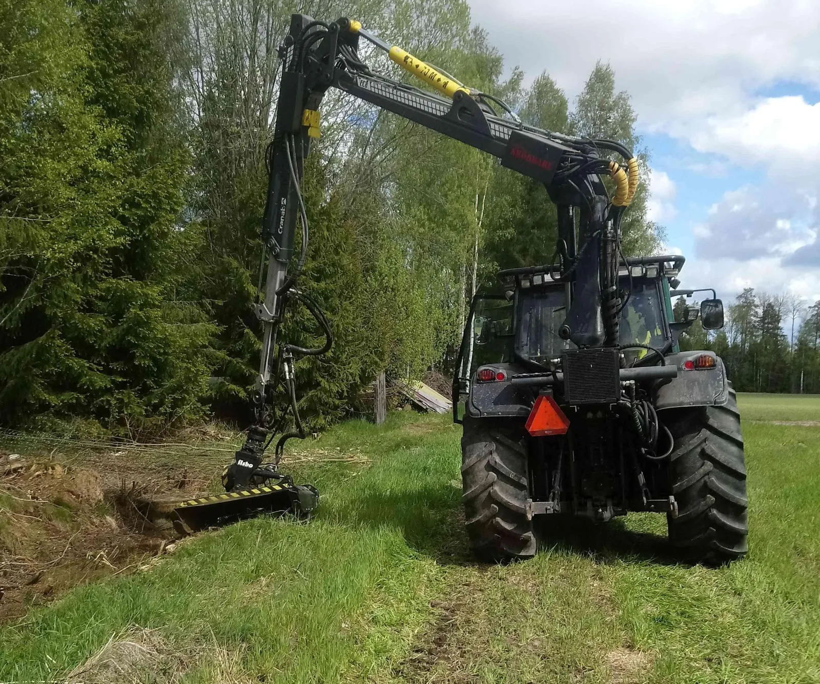 NKM:s tractor med energiklippnings-aggregat i arbete